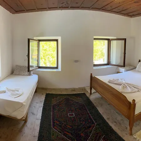 Kulla E Lulash Keqit بيت ضيافة