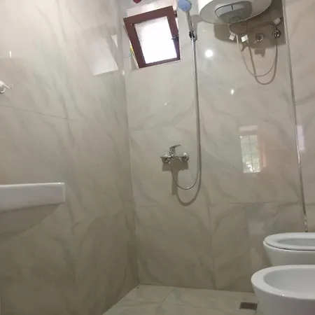 Kulla E Lulash Keqit Gasthuis Theth